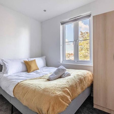 Modern Apartment On Egham High St And Close To Royal Holloway Exterior photo