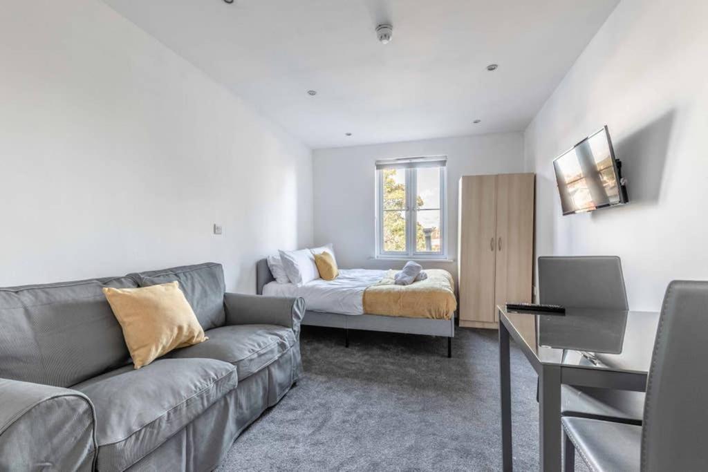 Modern Apartment On Egham High St And Close To Royal Holloway Exterior photo
